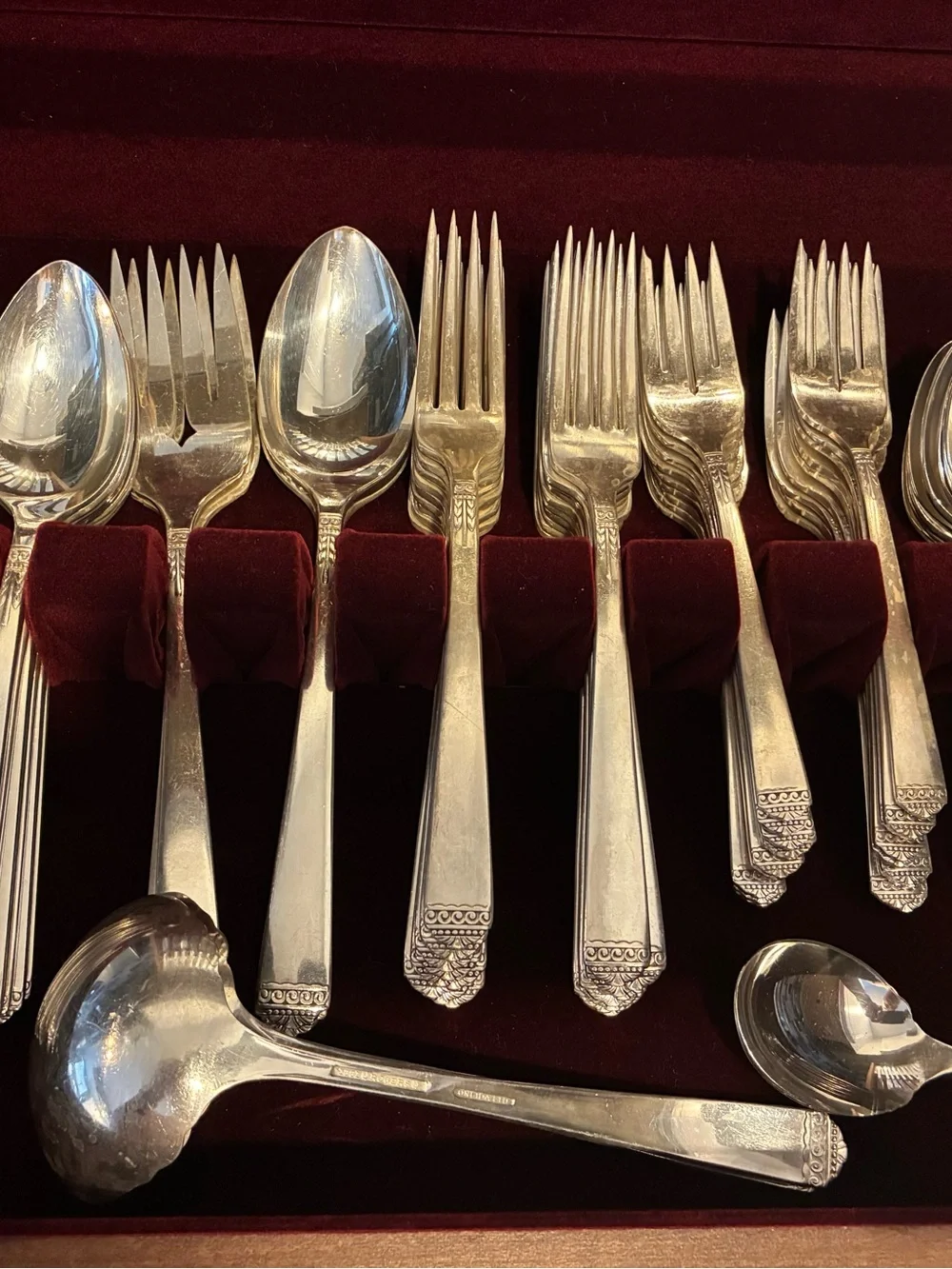 Vintage Oneida Stainless Flatware 98 Pieces And Box. In really good shape! Comes